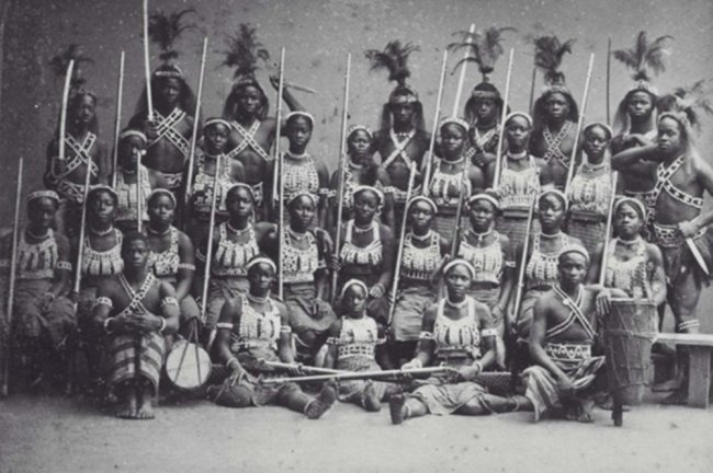 Mulheres pretas posando para foto com flechas