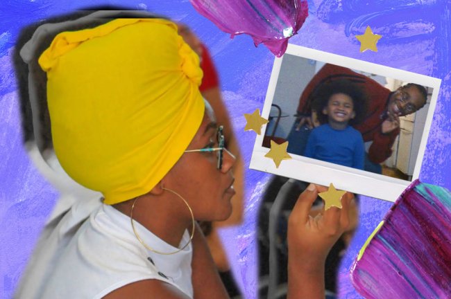 Garota negra veste um turbante amarelo e segura uma foto sua antiga, em que aparece pequena ao lado do pai