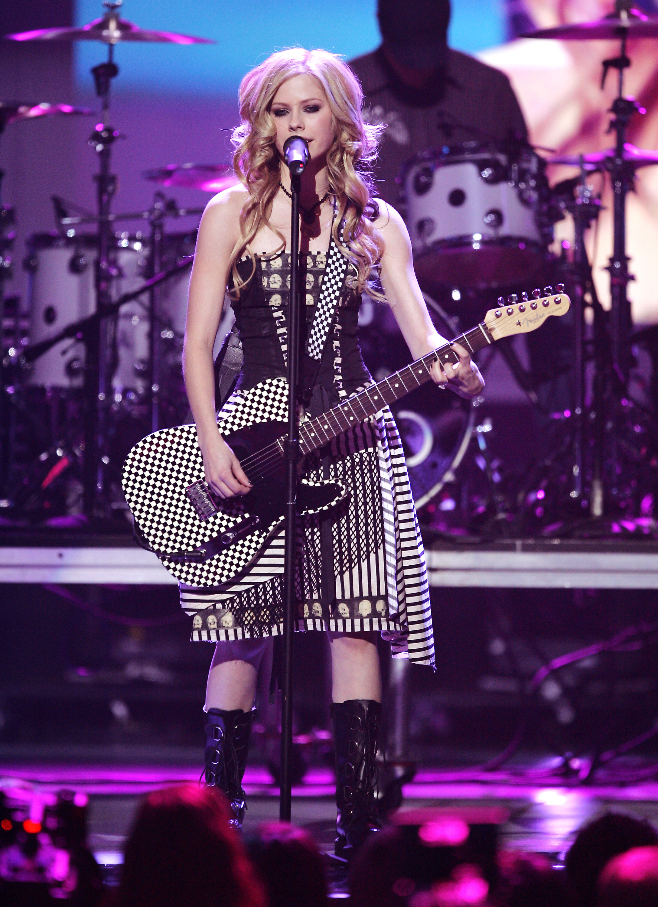 Avril Lavigne fazendo show no World Music Awards em 2004