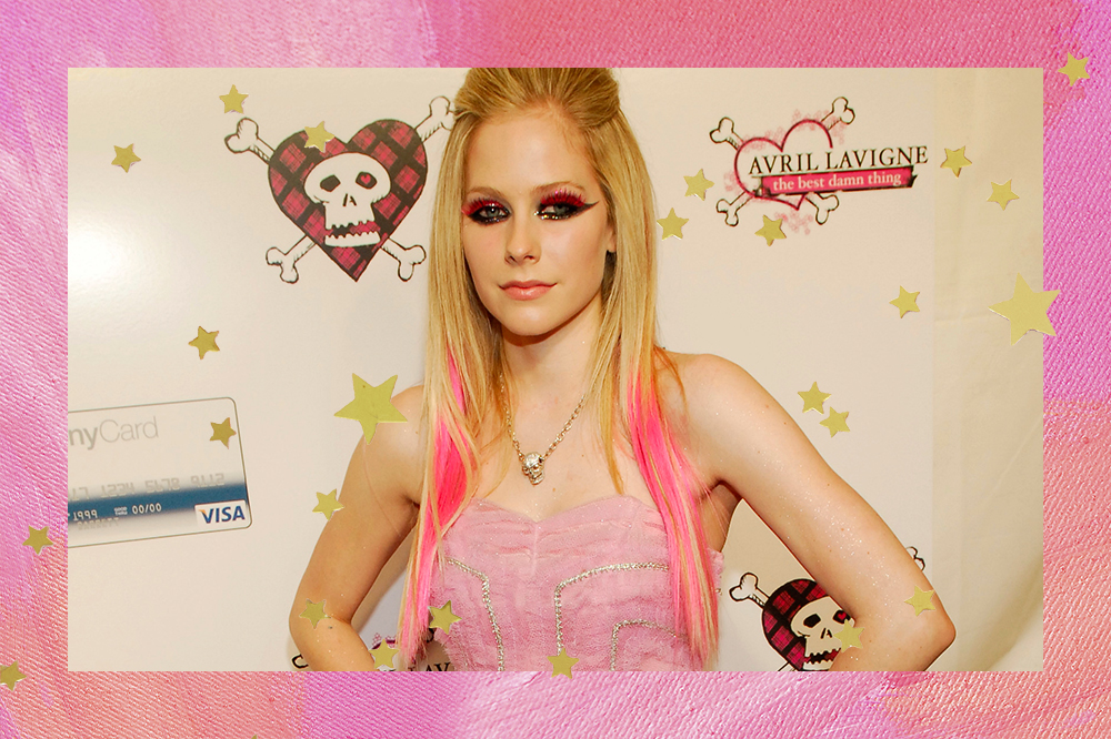 Montagem em fundo rosa com estrelinhas douradas de foto de Avril Lavigne em festa de lançamento do seu álbum The Best Damn Thing, em 2007, com expressão facial séria e maquiagem com esfumado preto