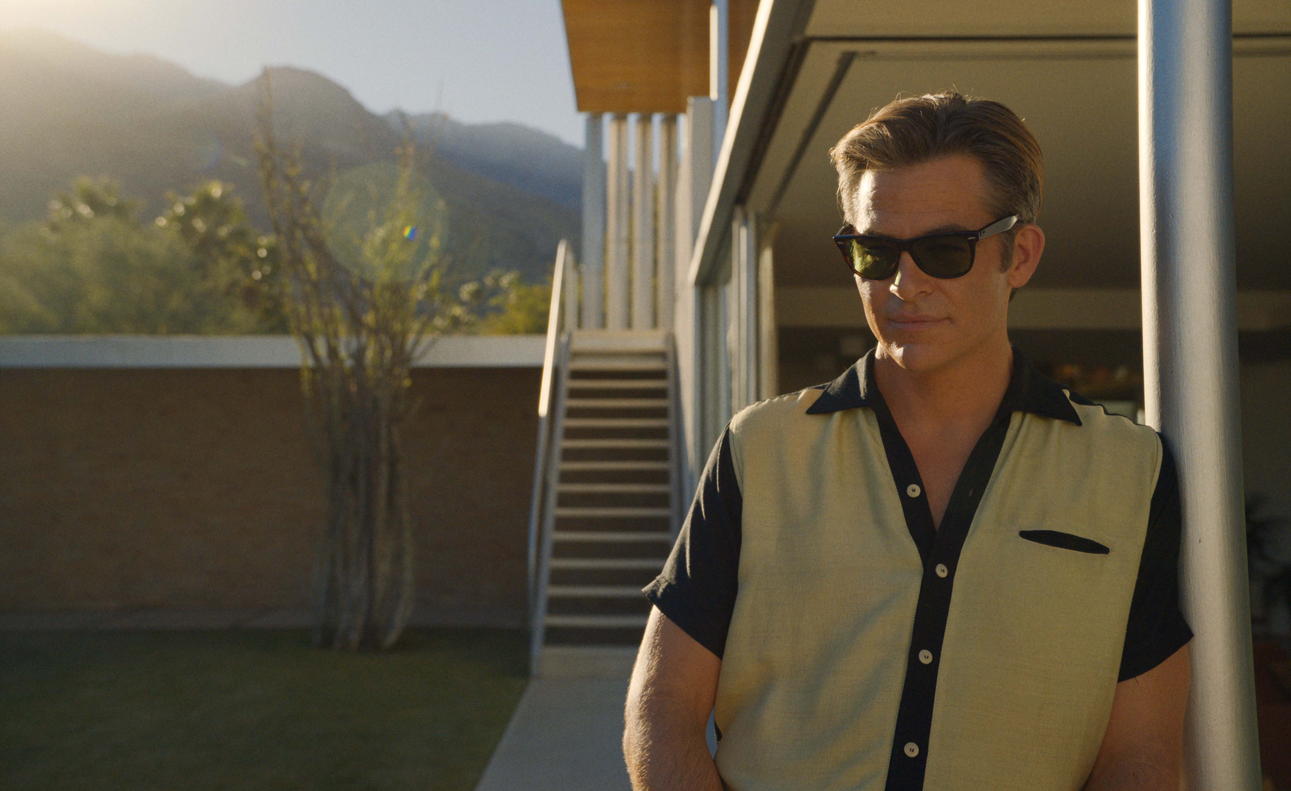 Chris Pine usando óculos de sol em cena do filme Não Se Preocupe, Querida