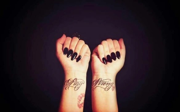 Foto da tatuagem de Demi Lovato nos pulsos, escrito Stay Strong