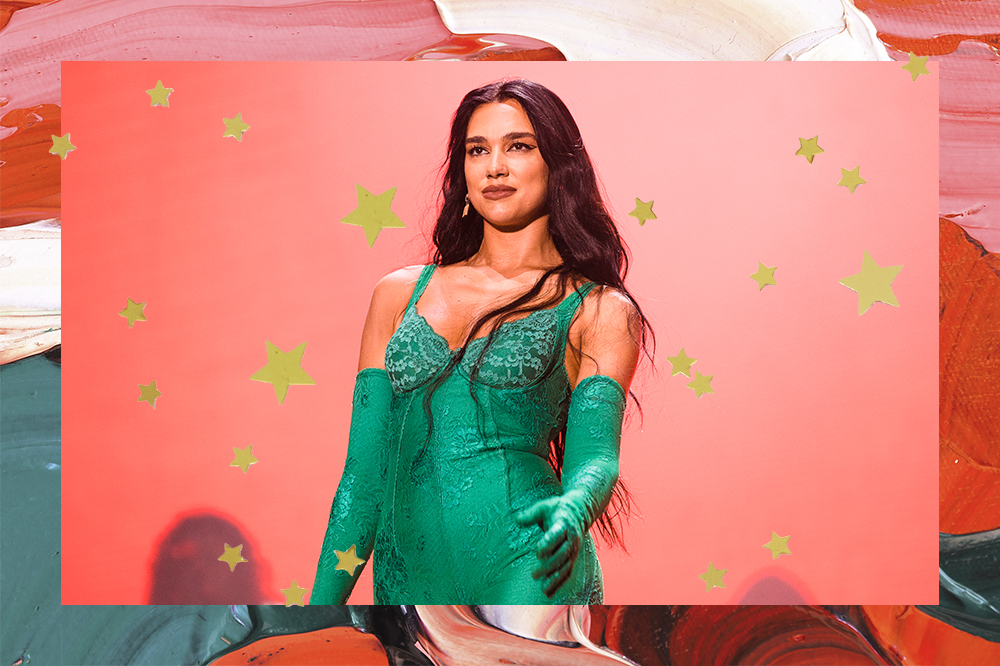 Dua Lipa em show da turnê Future Nostalgia em São Paulo usando macacão verde. Montagem em fundo vermelho e verde com estrelinhas douradas