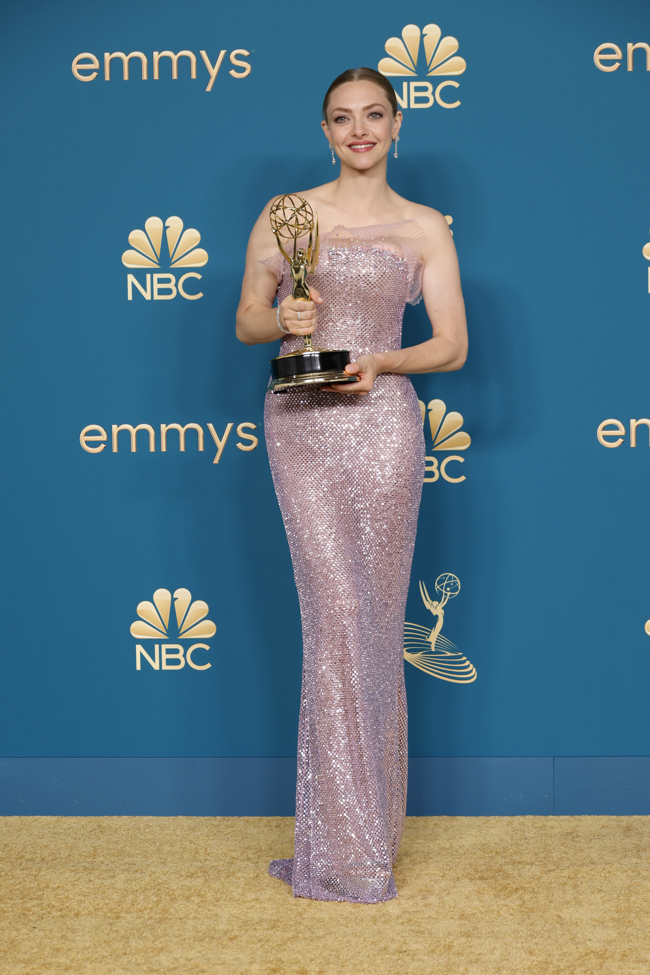 Amanda Seyfried segurando prêmio no Emmy Awards 2022