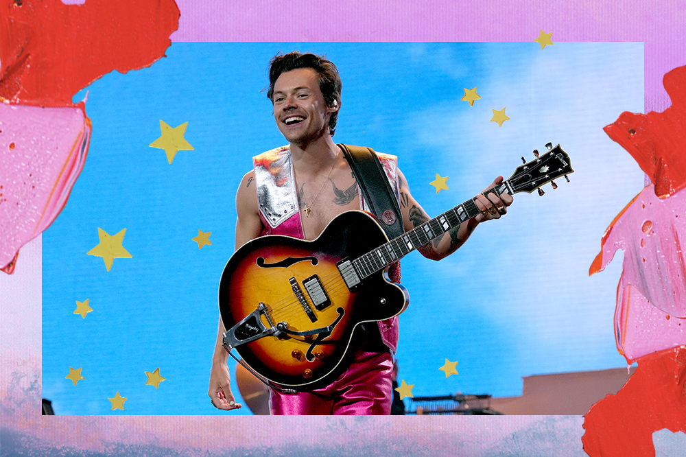 Montagem em fundo lilás e azul com foto de Harry Styles se apresentando no Coachella 2022. A montagem também tem estrelinhas douradas e detalhes de tintas em vermelho e rosa