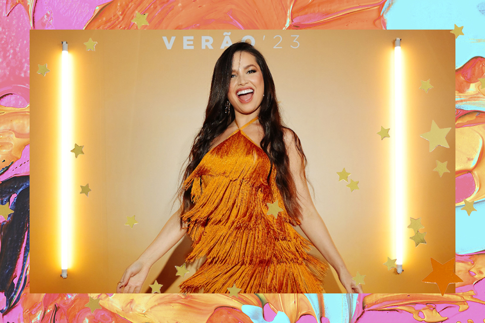 Montagem com foto de Juliette sorrindo e usando vestido laranja de franjas em fundo laranja, amarelo, rosa e azul com estrelinhas douradas