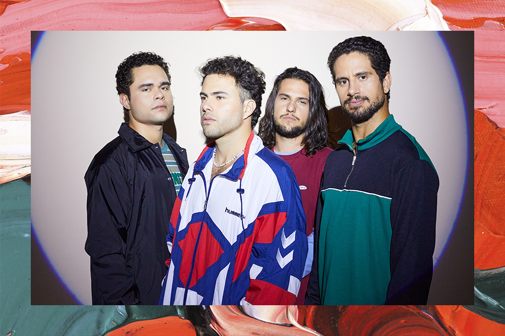 Montagem em fundo vermelho e verde com foto da banda Lagum com os integrantes Jorge, Pedro, Zani e Chico