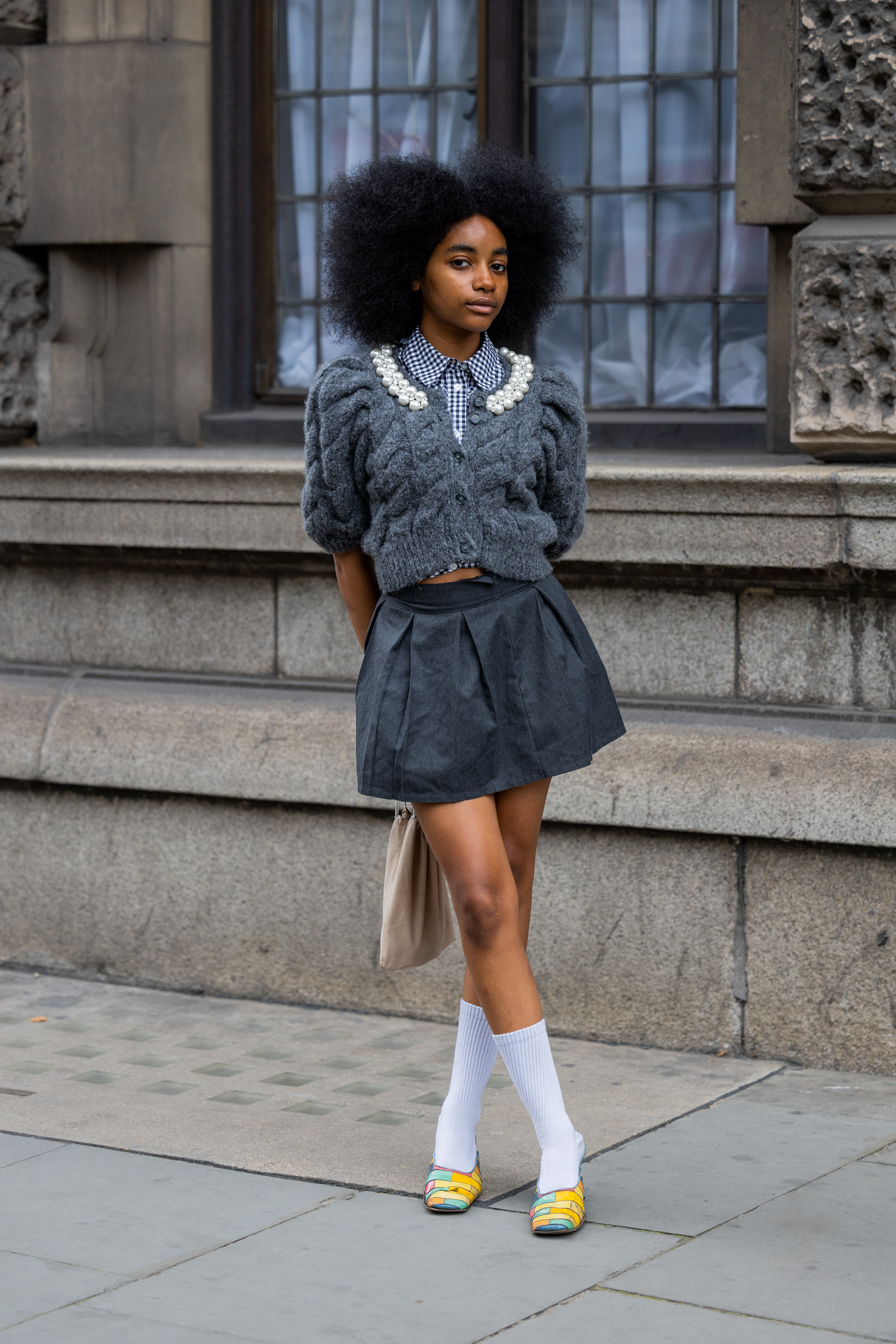 Street Style – LFW September 2022 Garota usando look cinza com meia branca e sandália