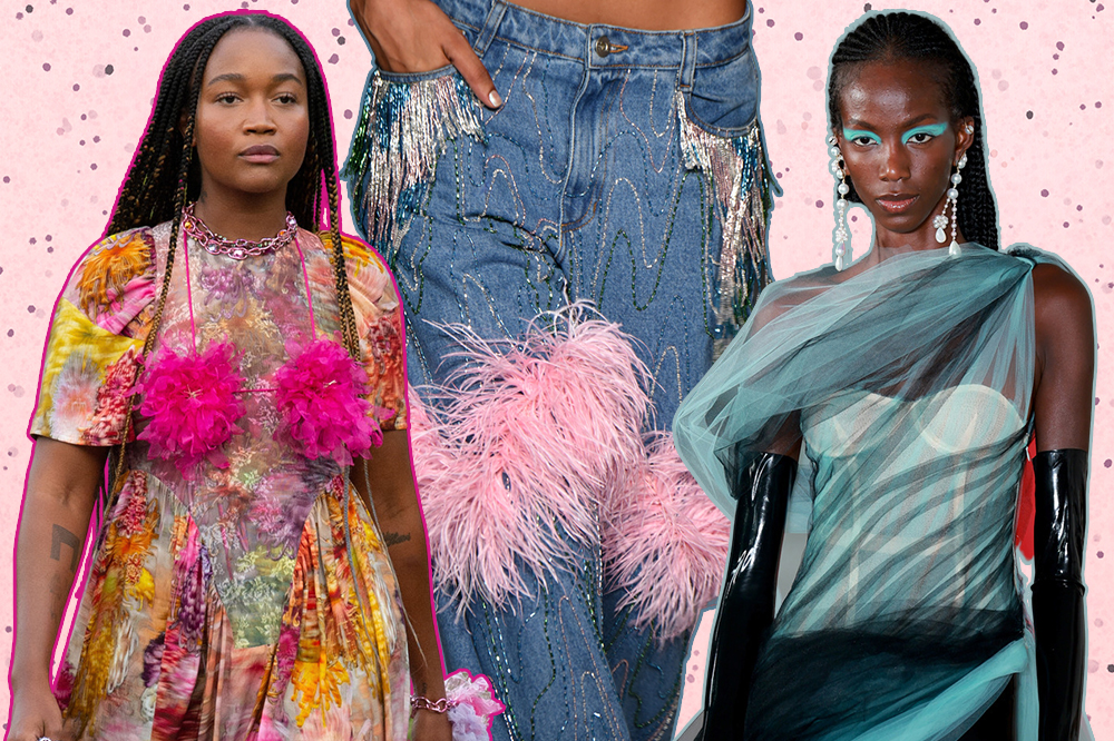 Looks de desfiles de primavera-verão 2023 da Collina Strada, PatBo e Prabal Gurung da semana de moda de Nova York em fundo rosa