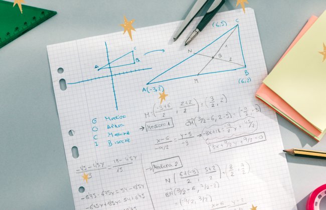 Folha de caderno com várias equações e números matemáticos