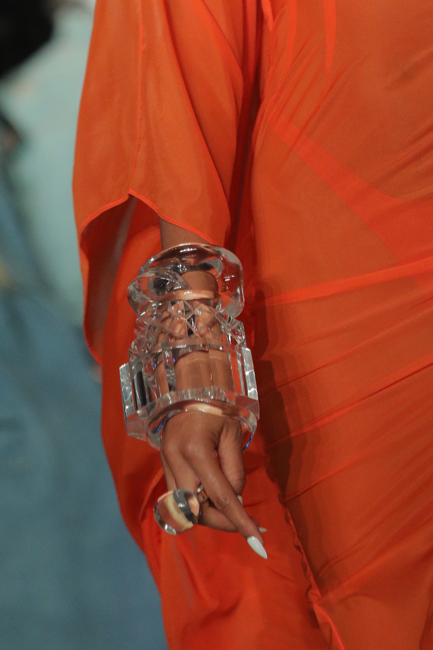 Maxibraceletes transparentes em desfile de primavera-verão 2023 da Laquan Smith na semana de moda de Nova York