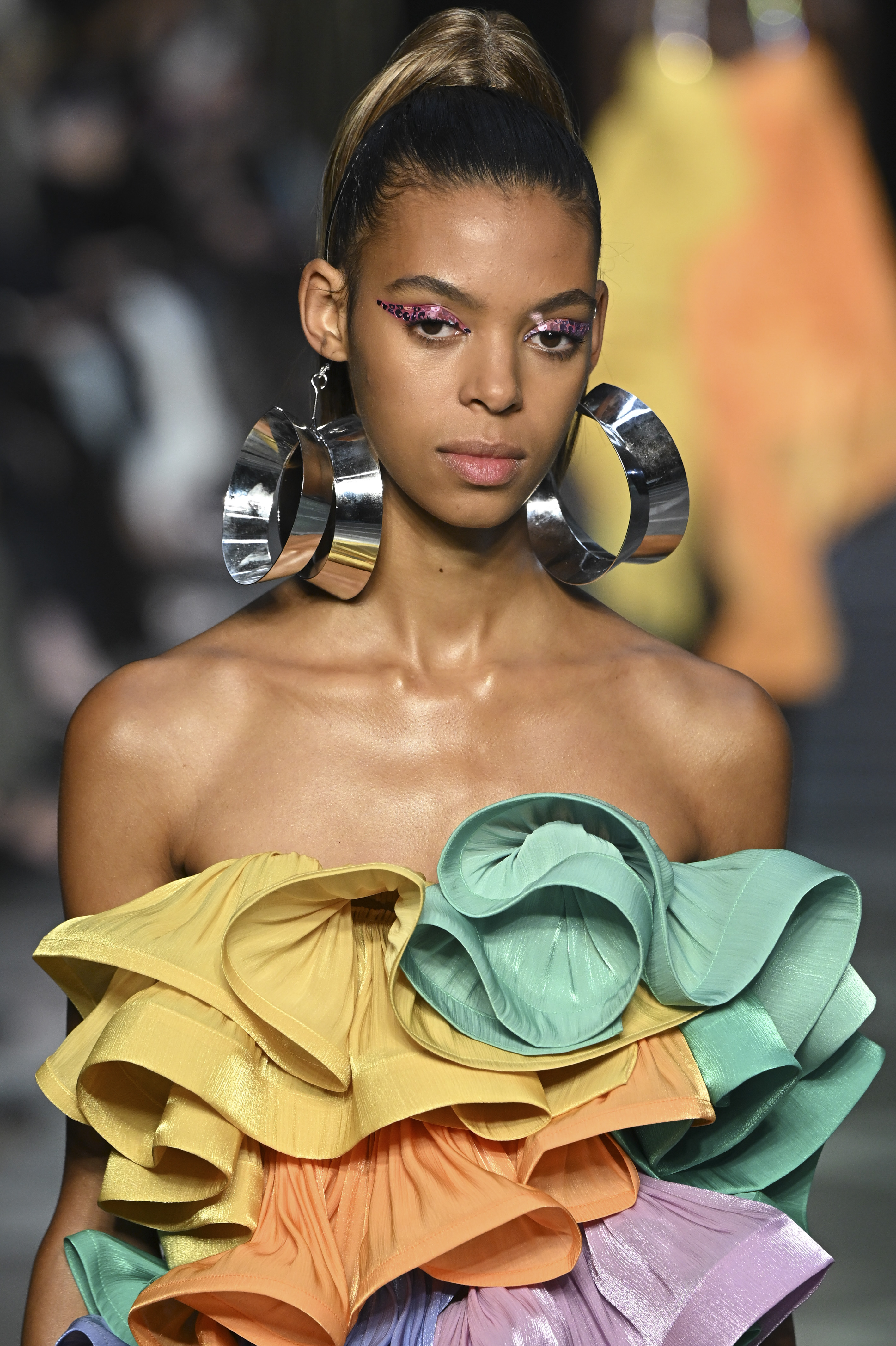 Modelo usando maxibrincos de argola em Desfile de primavera-verão 2023 da Halpern na semana de moda de Londres