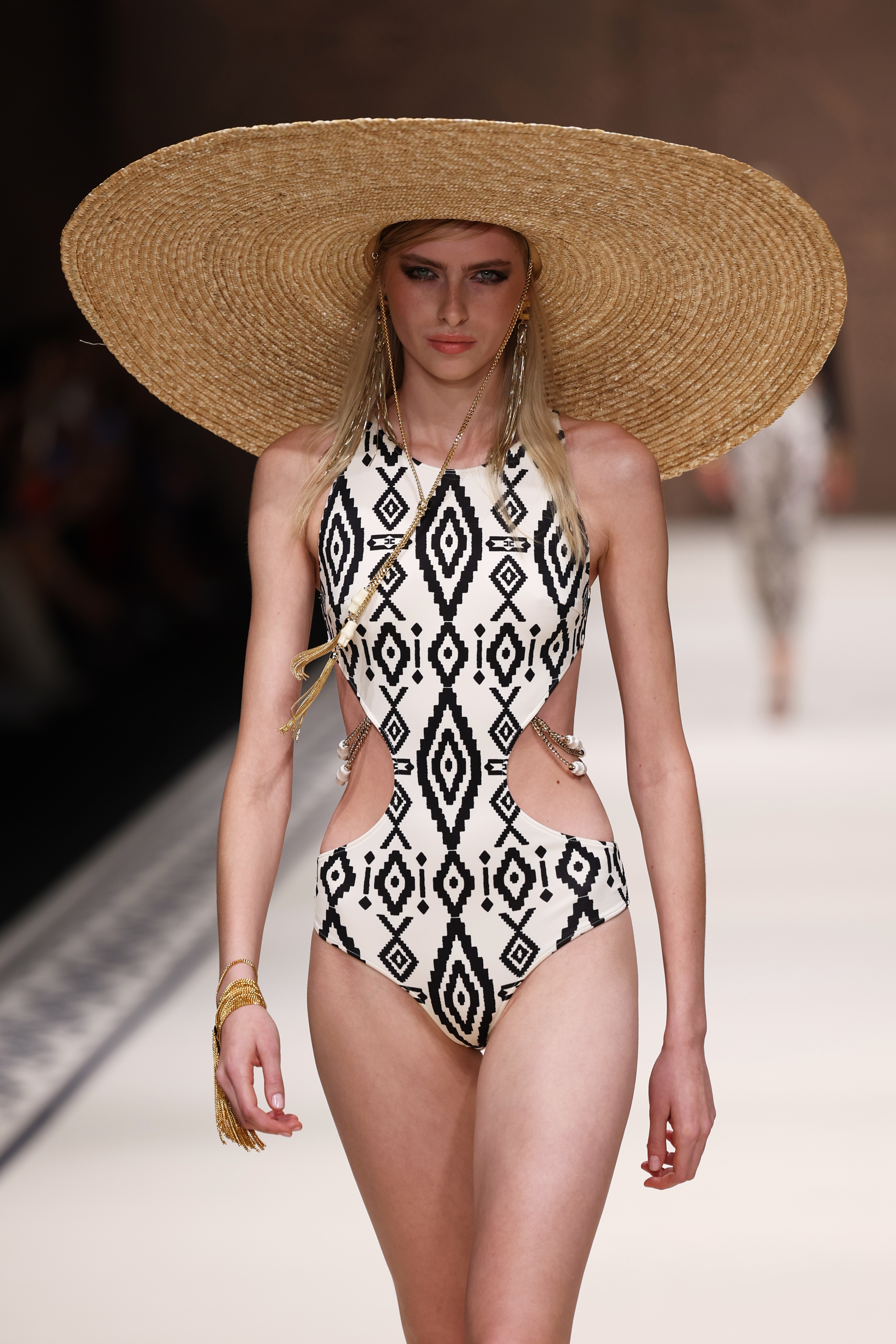 Modelo usando maiô e maxichapéu em Desfile de primavera-verão 2023 da Elisabetta Franchi na semana de moda de Milão