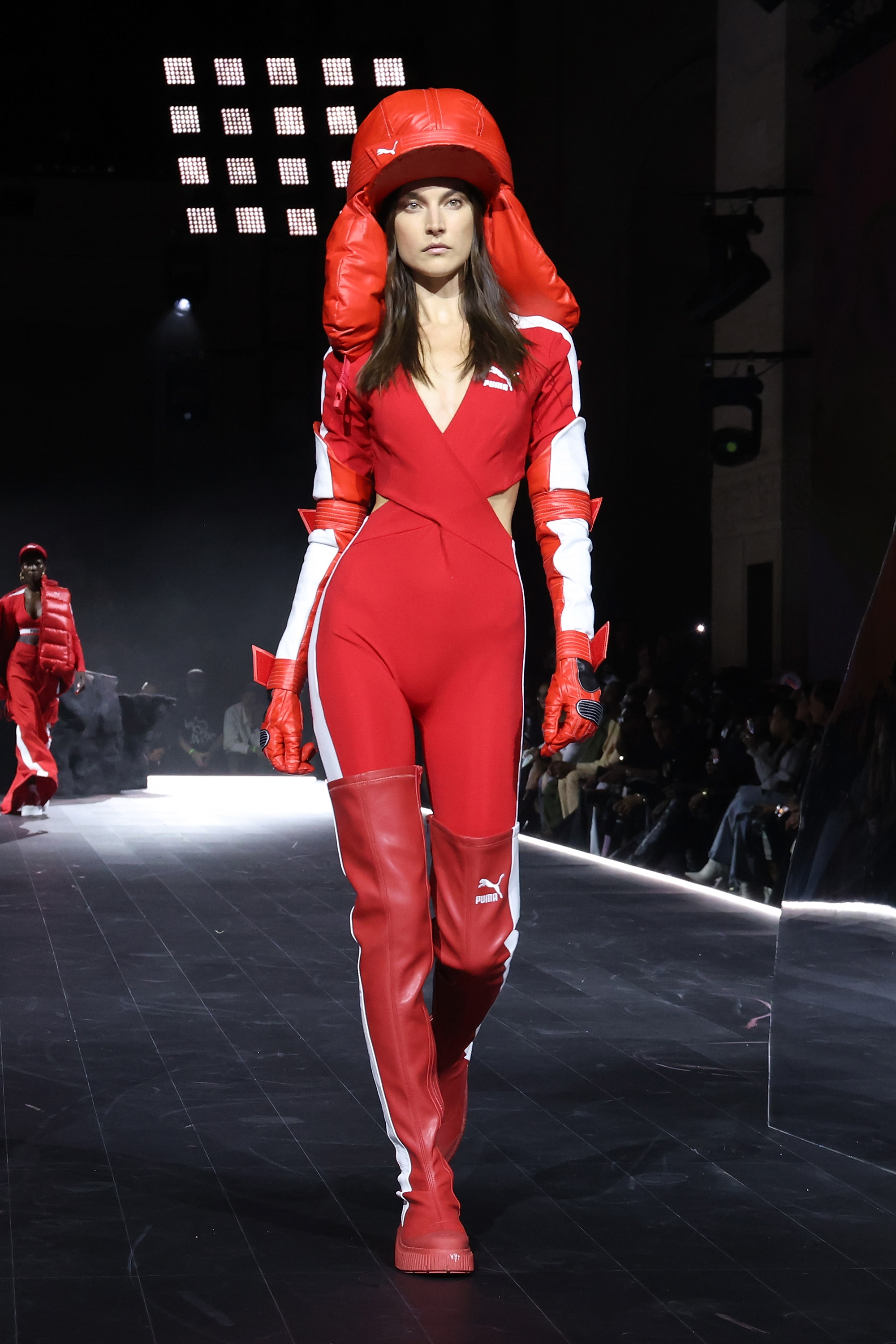 Modelo usando look todo vermelho com maxichapéu em Desfile da Puma na semana de moda de Nova York