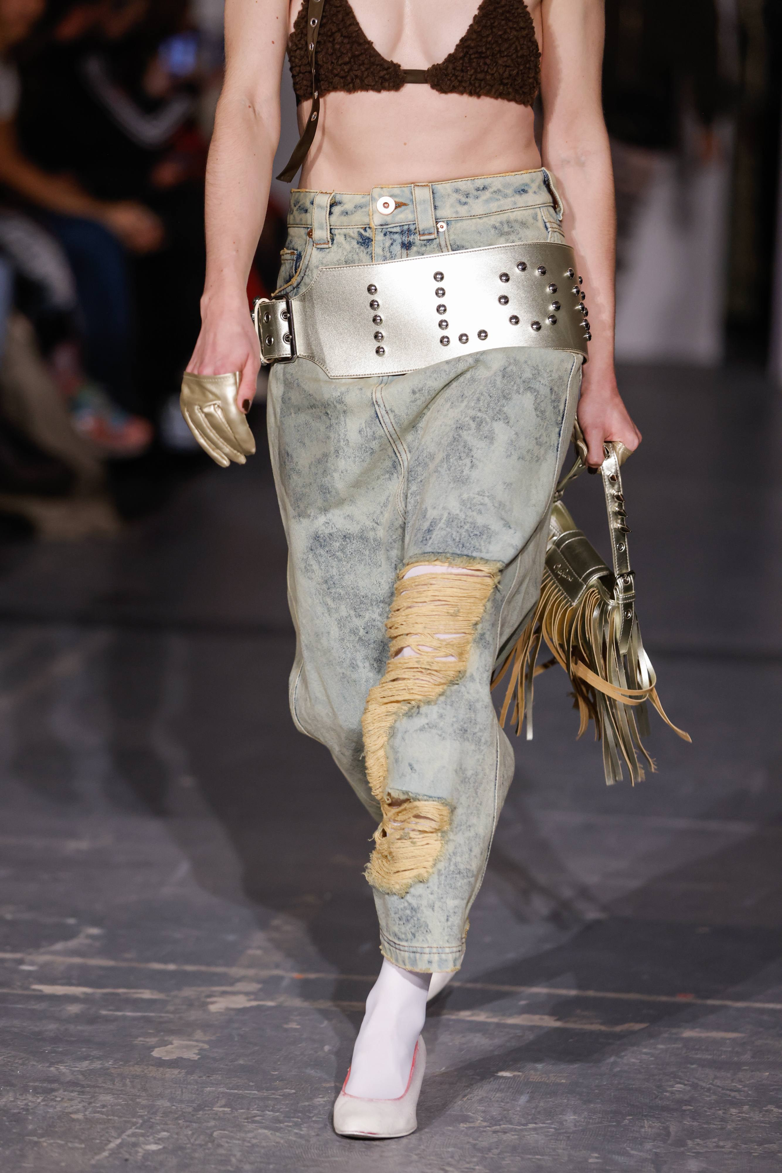 Modelo usando maxicinto metalizado e calça jeans em Desfile de primavera-verão 2023 da Vaquera na semana de moda de Paris