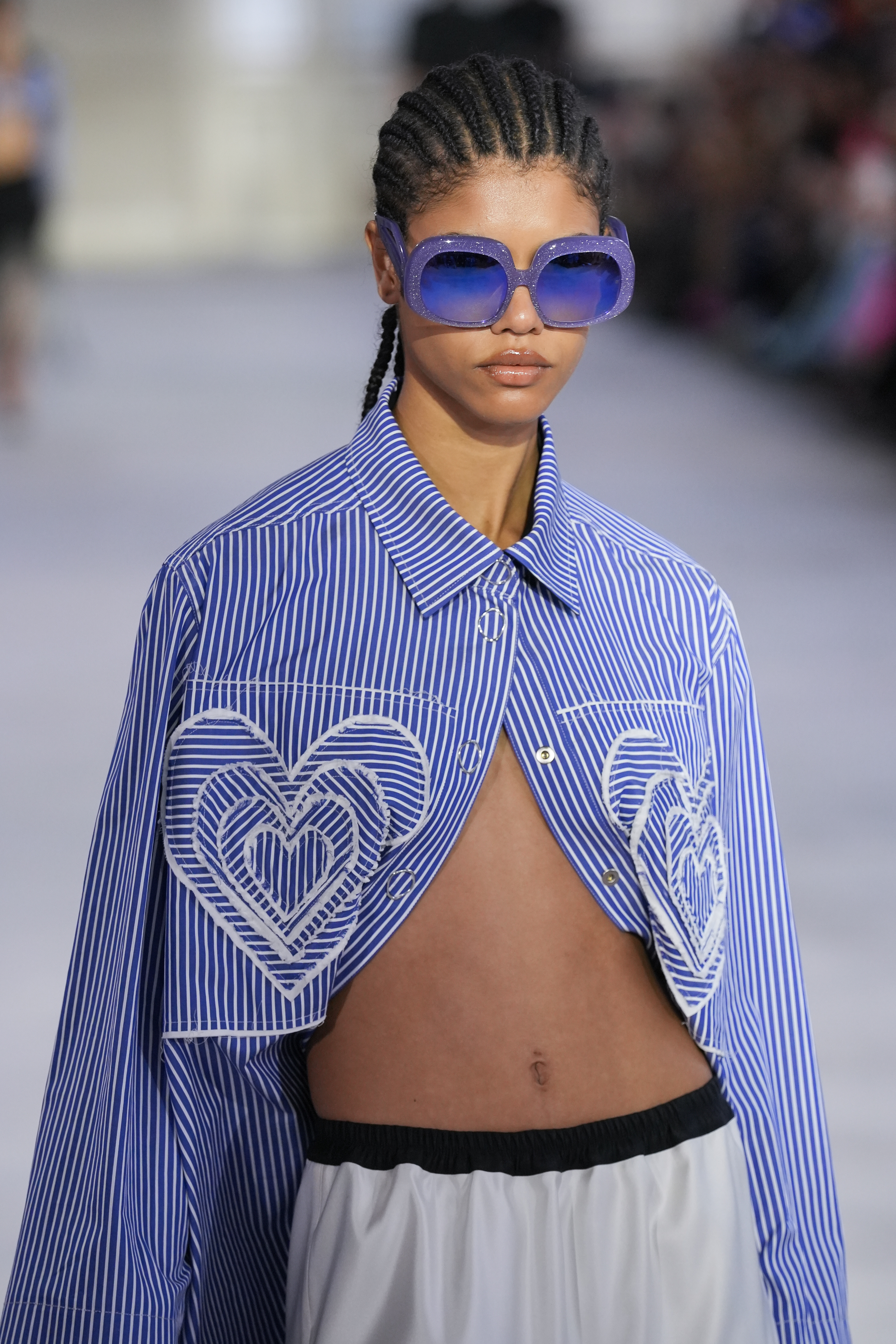 Modelo usando maxióculos e camisa listrada cropped em Desfile de primavera-verão 2023 da Victoria/Tomas na semana de moda de Paris
