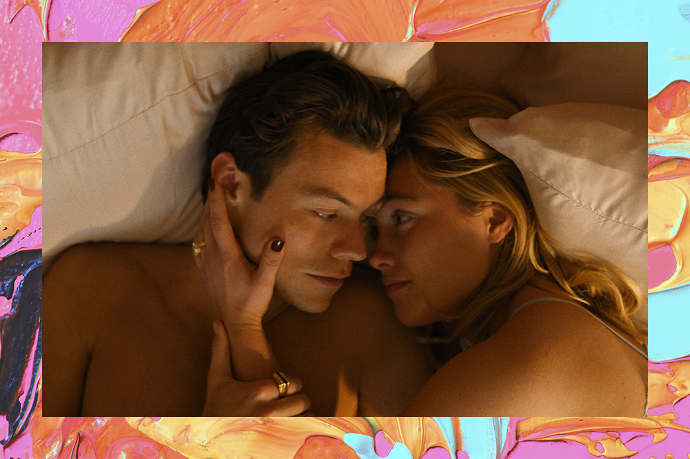 Harry Styles e Florence Pugh deitados na cama em cena do filme Não Se Preocupe, Querida. Montagem tem fundo com tintas nas cores laranja, azul, amarelo e rosa