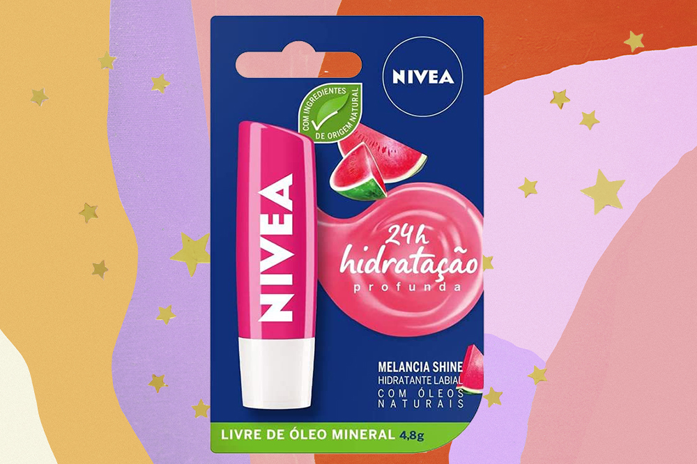produto-skincare-cada-signo-leao-hidratante-labial Hidratante labial em fundo amarelo, lilás, rosa e laranja com estrelinhas douradas