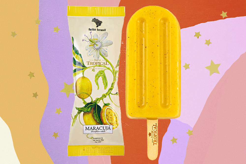 produto-skincare-cada-signo-sagitario-sabonetel Sabonete amarelo em formato de picolé em fundo amarelo, lilás, rosa e laranja com estrelinhas douradas