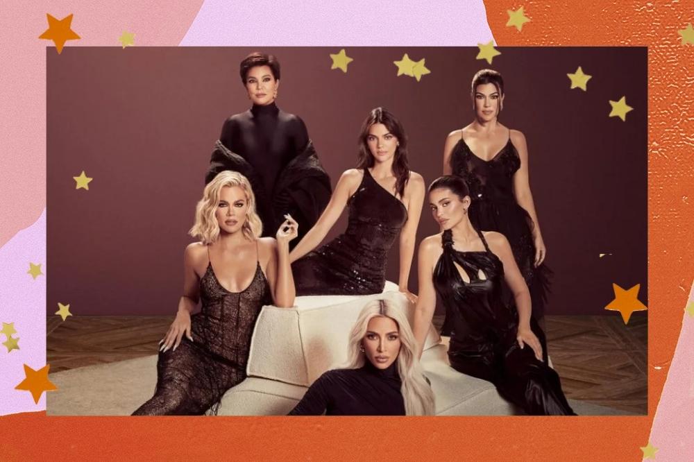 Montagem com o fundo colorido e detalhe de estrelas douradas com foto promocional da segunda temporada de The Kardashian no Star+ no centro.