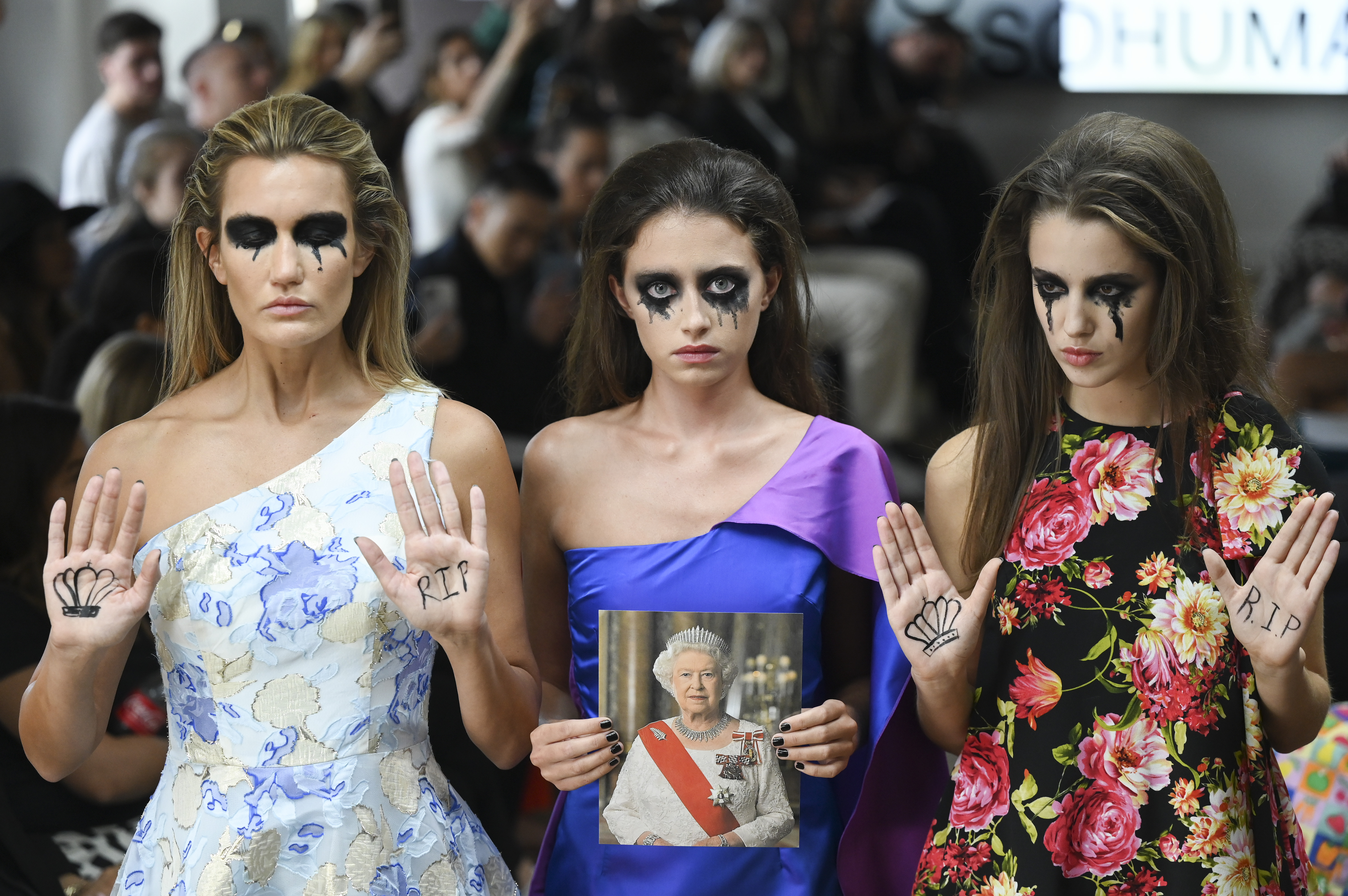 Modelos fazendo homenagem à Rainha Elizabeth II em Desfile da marca Sohuman na semana de moda de Londres