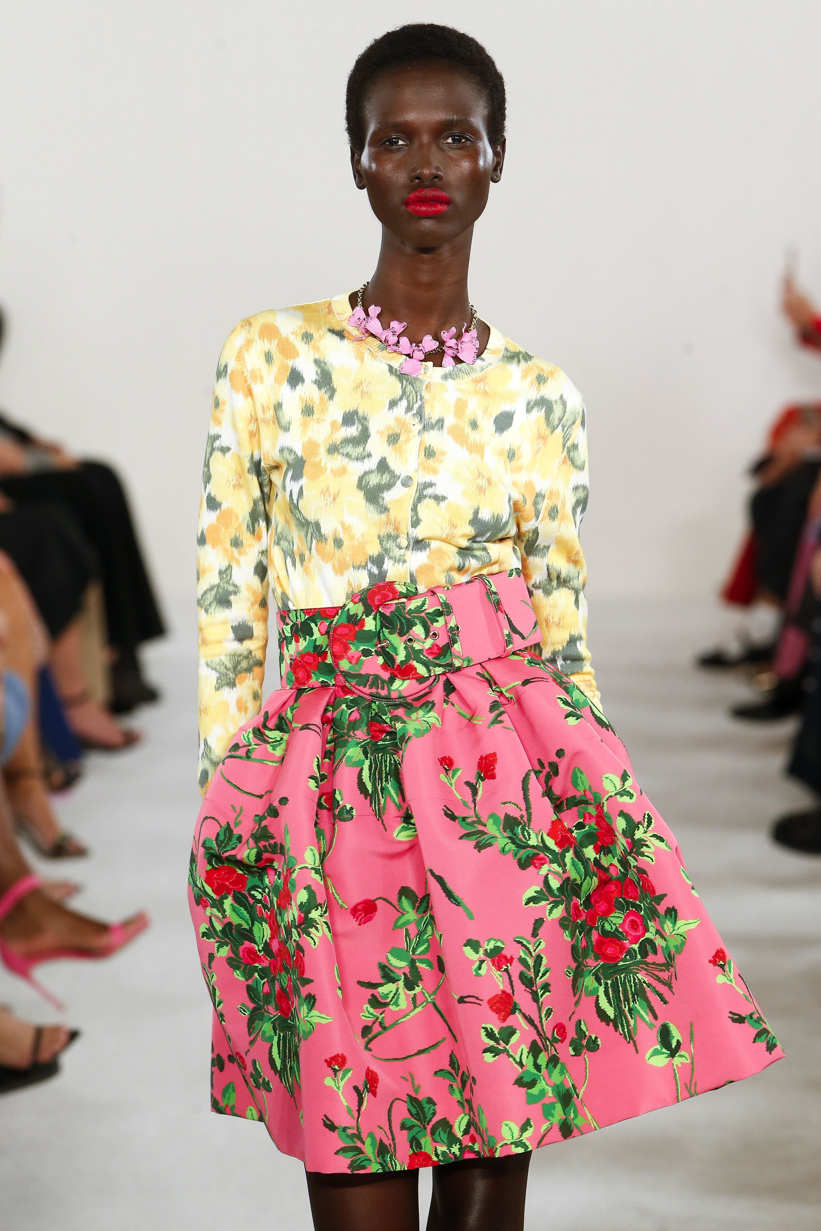 Desfile de primavera-verão 2023 da Carolina Herrera na semana de moda de Nova York. Modelo usando blusa floral amarela e verde com saia floral rosa e vermelha