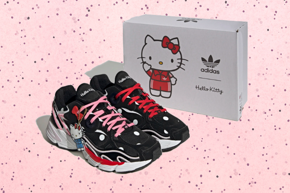 Tênis Astir da coleção da Adidas com a Hello Kitty em fundo rosa com bolinhas