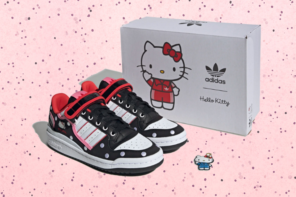 Tênis Forum Low da coleção da Adidas com a Hello Kitty em fundo rosa com bolinhas