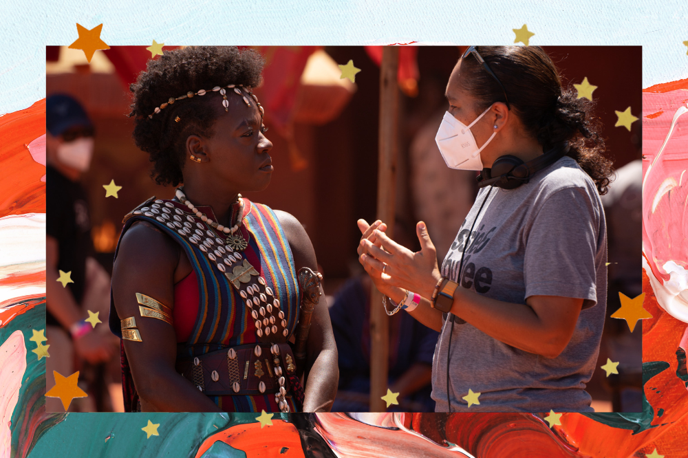 Montagem em fundo colorido com estrelinhas douradas de foto de Viola Davis e Gina Prince-Bythewood, diretora de A Mulher Rei, conversando durante as filmagens do da produção.