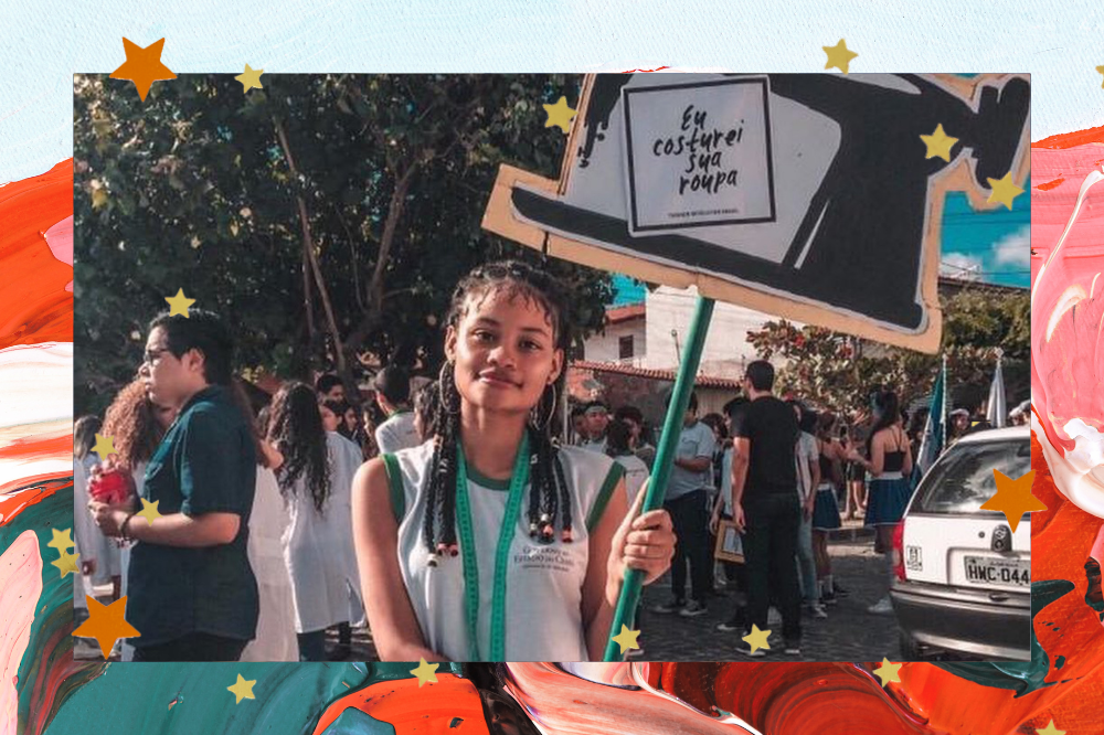 Montagem em fundo com textura de tintas em vermelho, laranja, rosa, branco e verde e estrelinhas douradas espalhadas de foto de jovem segurando uma plaquinha dizendo "eu costurei sua roupa", durante a Semana Fashion Revolution Brasil, em Fortaleza, Pirambu.