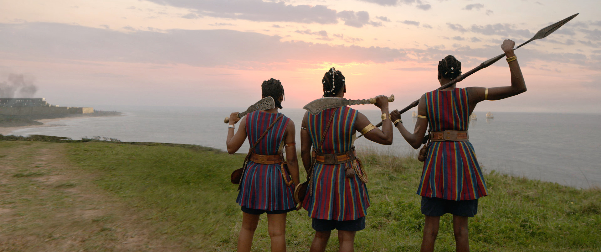 (L to R) Thuso Mbedu, Viola Davis and Shelia Atim star in The Woman King. Imagem mostra, da esquerda para a direita, Thuso Mbedu caracterizada como Nawi, Viola Davis como Nanisca e Shelia Atim como Amenza.