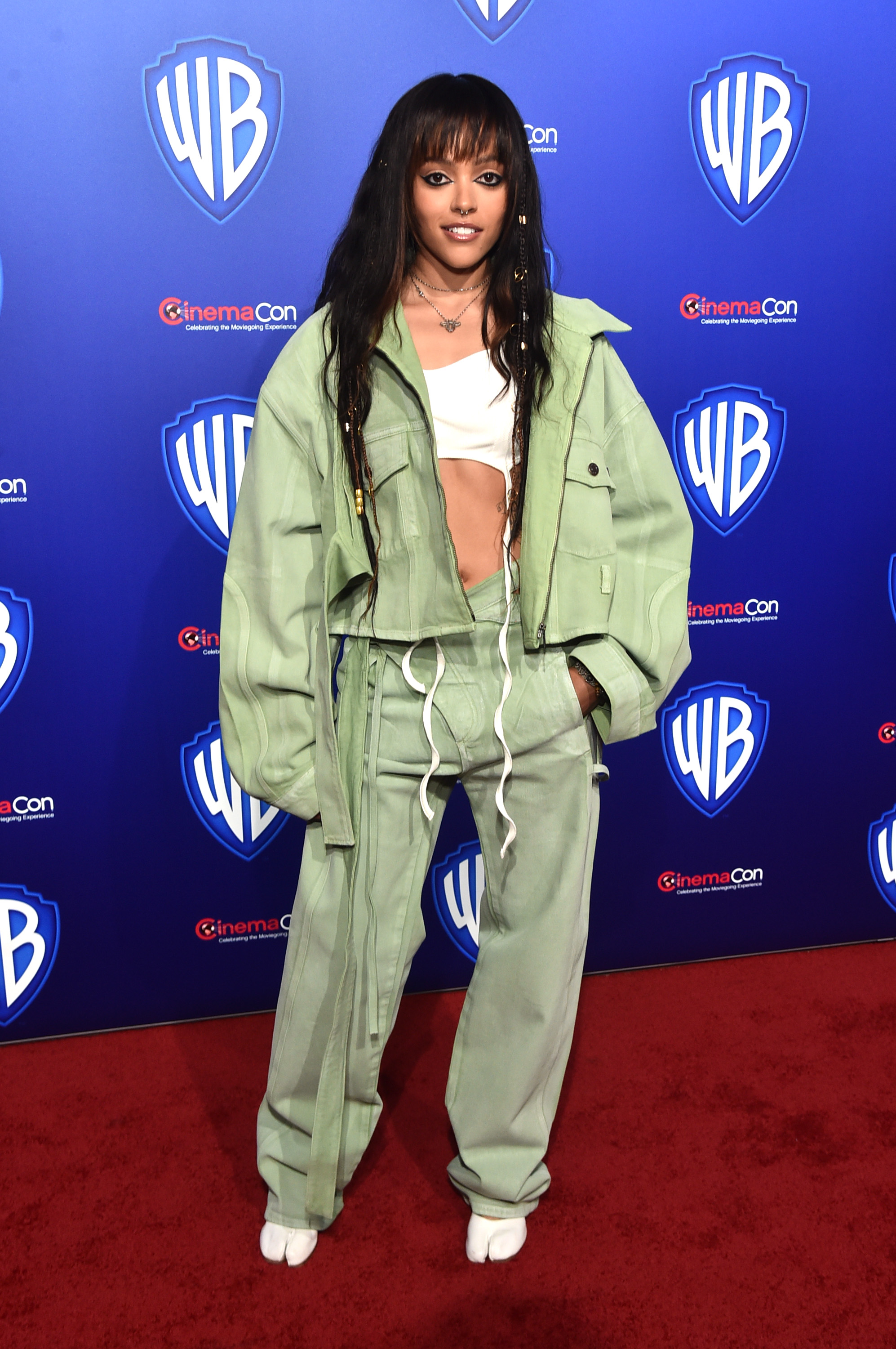 CinemaCon 2022 – Warner Bros. Pictures Studio Presentation Quintessa na CinemaCon da Warner Bros. Pictures em 2022 usando look verde com jaqueta e calça oversized e top cropped branco