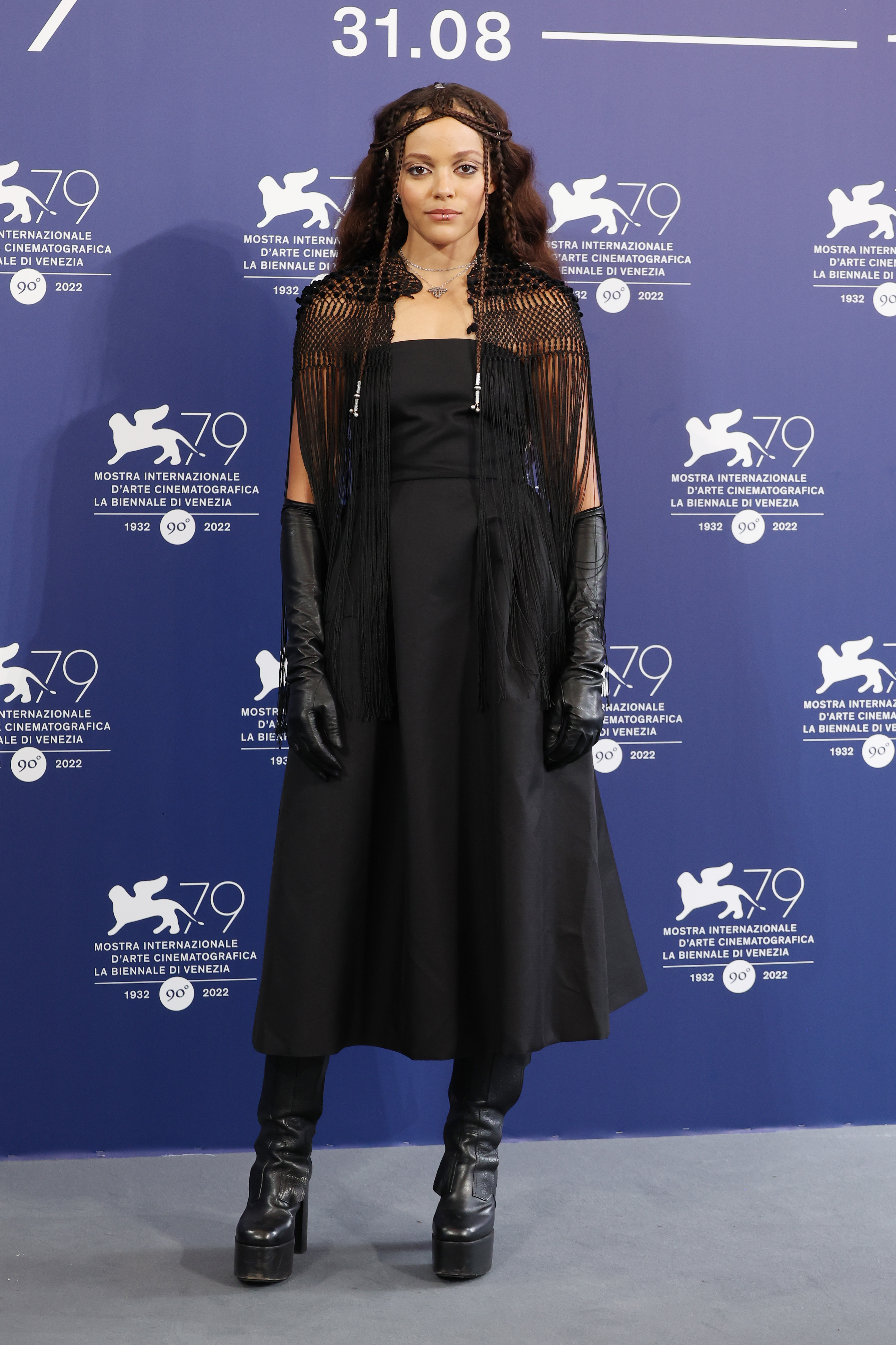 “Master Gardner” Photocall – 79th Venice International Film Festival Quintessa Swindell no Festival Internacional de Cinema de Veneza em 2022 usando look todo preto com vestido, luvas e bota