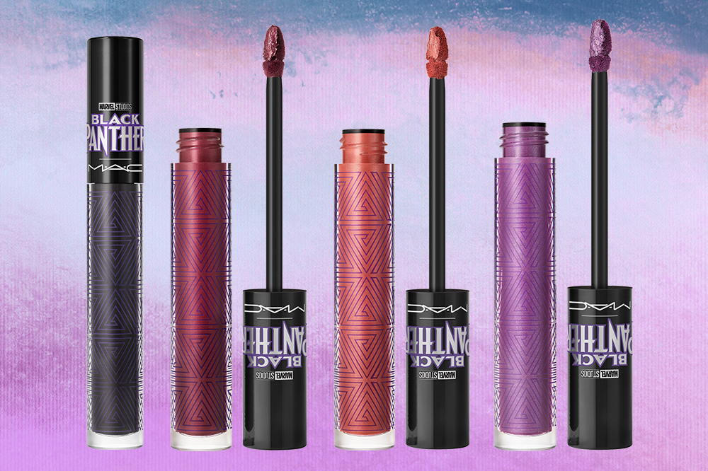 coleção-mac-cosmetics-pantera-negra-batons-liquidos Batons líquidos da coleção Pantera Negra da MAC Cosmetics em fundo degradê roxo e azul
