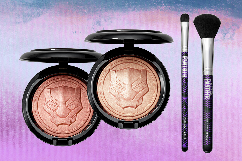 coleção-mac-cosmetics-pantera-negra-iluminador-pincel Iluminadores e pincéis da coleção Pantera Negra da MAC Cosmetics em fundo degradê roxo e azul
