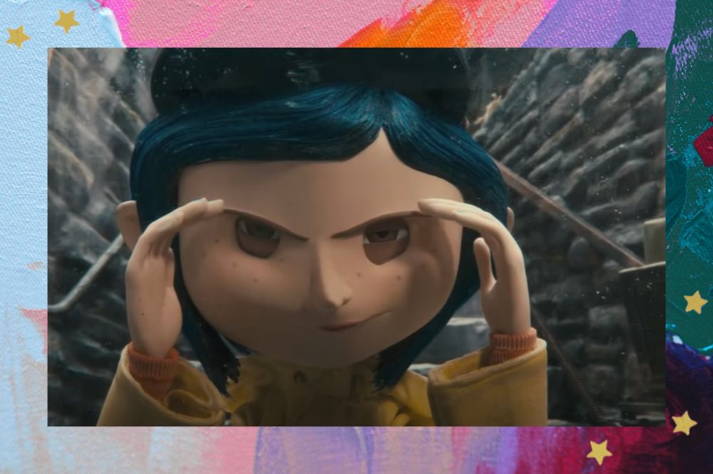 Animação Coraline em que ela está olhando com para algo com os olhos cerrados e as mãos próximas aos olhos; a margem é uma textura nas cores rosa, laranja, roxo, azul, lilás e verde; estrelas amarelas decoram a imagem