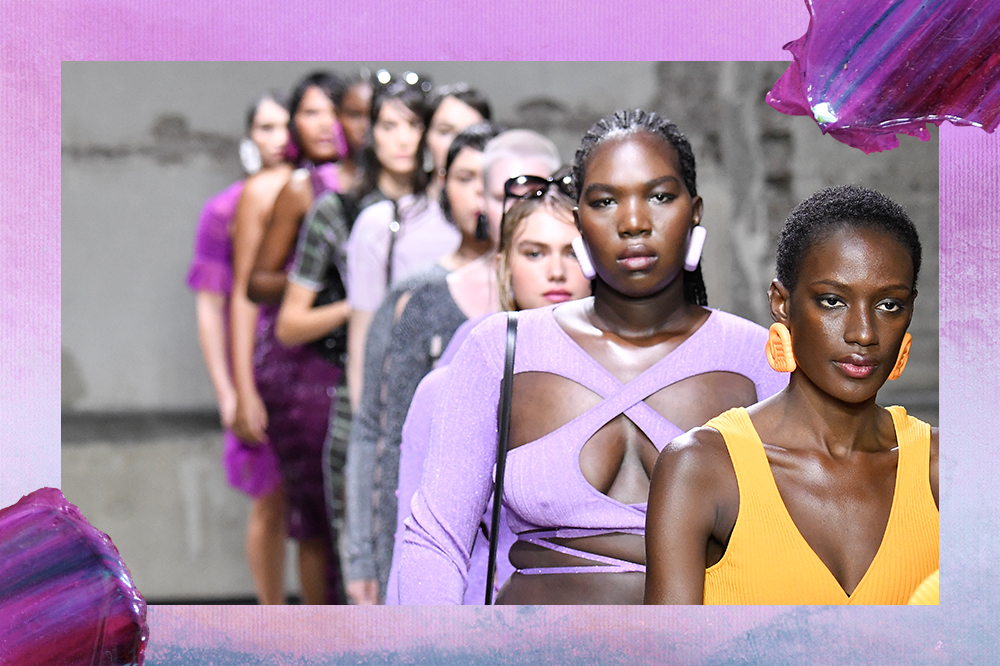 Modelos em Desfile de primavera-verão 2023 da Ester Manas na semana de moda de Paris. Montagem tem fundo lilás e azul