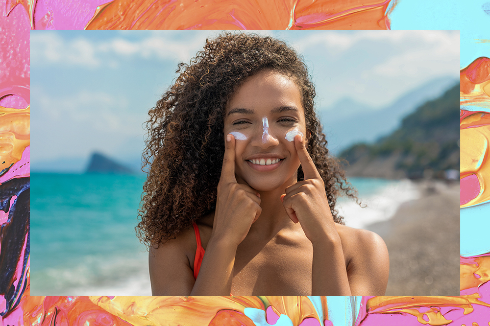 Garota aplicando protetor solar no rosto com as duas mãos na praia em montagem com fundo laranja, amarelo, azul e rosa