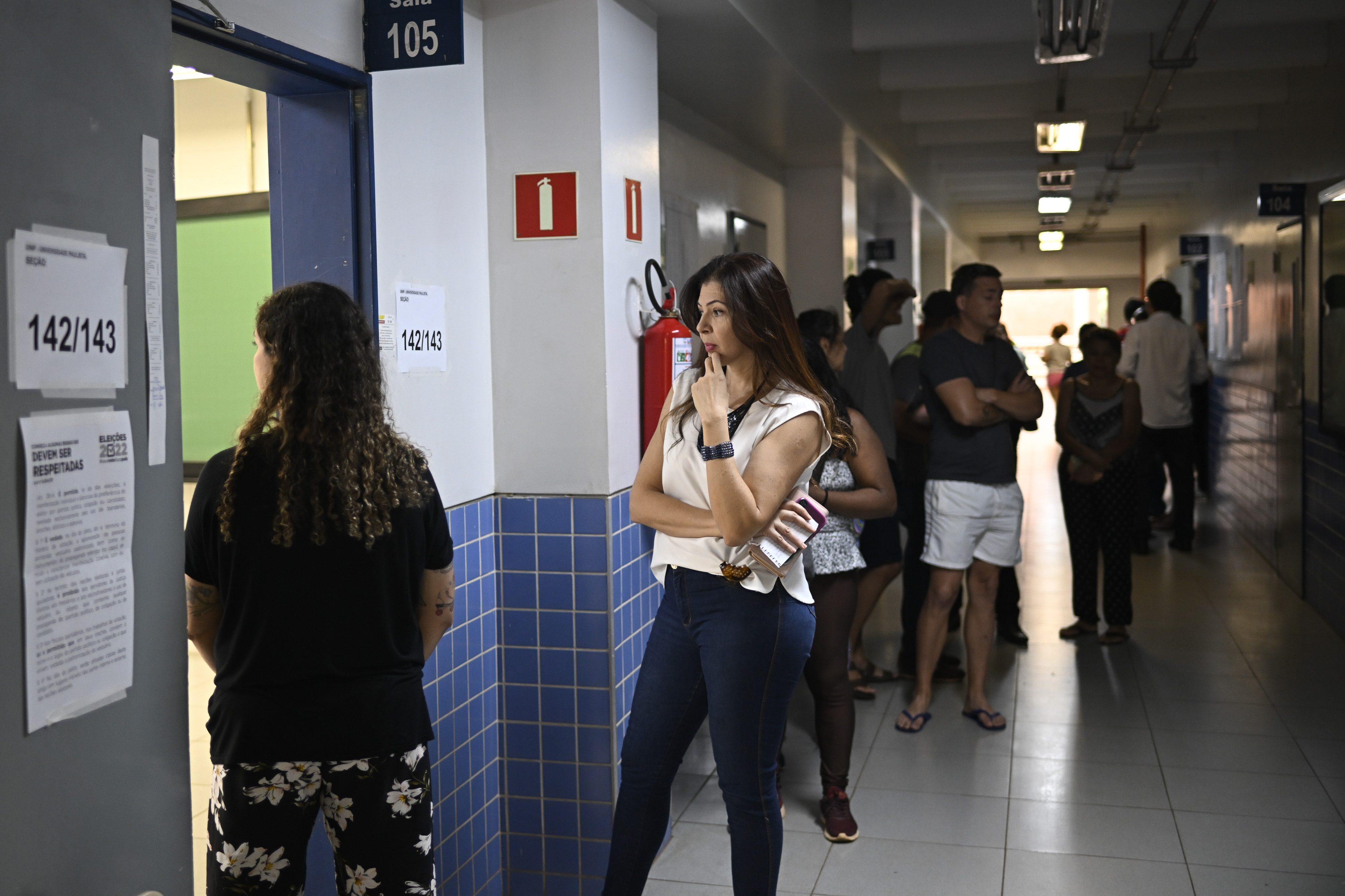 Brazilians cast their votes for president Fila para votação nas eleições 2022 em Brasília