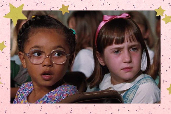Cena do filme Matilda. Duas crianças olham com cara de incrédulas para a tela.