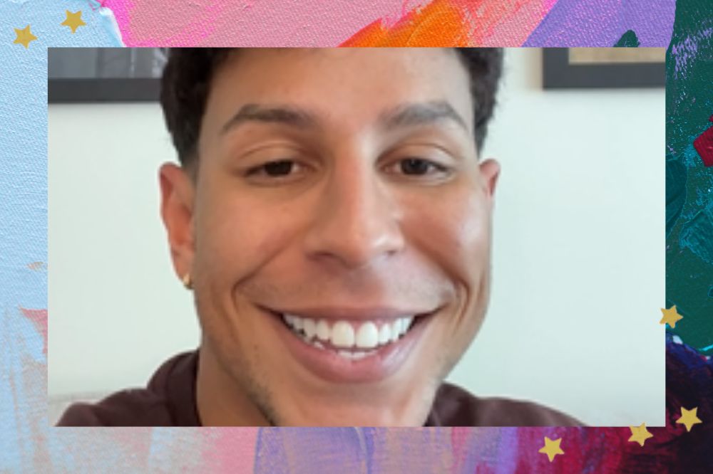 Isaías sorrindo em selfie com fundo branco; a margem é uma textura nas cores rosa, lilás, azul, branco, roxo e verde; estrelas amarelas decoram a imagem