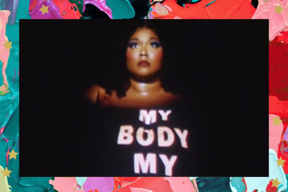 Imagem de Lizzo com as palavras "My Body, My Choice" (meu corpo, minha escolha, em português) projetadas em palco de show e em si mesma; a margem é uma textura nas cores vermelha, preto, verde, rosa, roxo e azul com estrelas amarelas como decoração