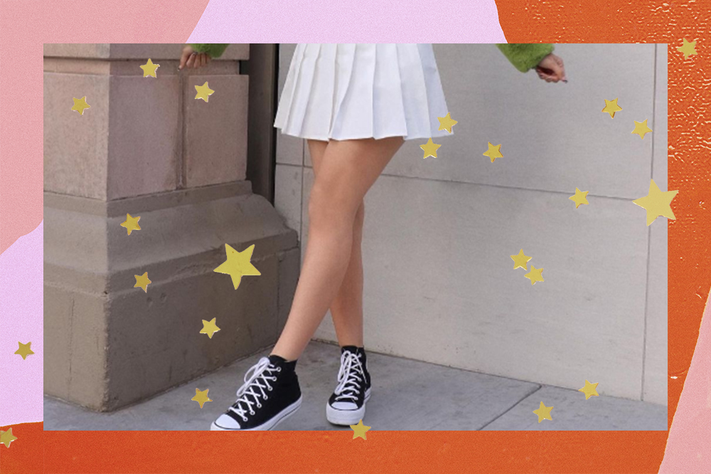 Montagem em fundo laranja e rosa de foto de garota em que dá pra ver a saia branca plissada e o tênis All Star preto de cano alto