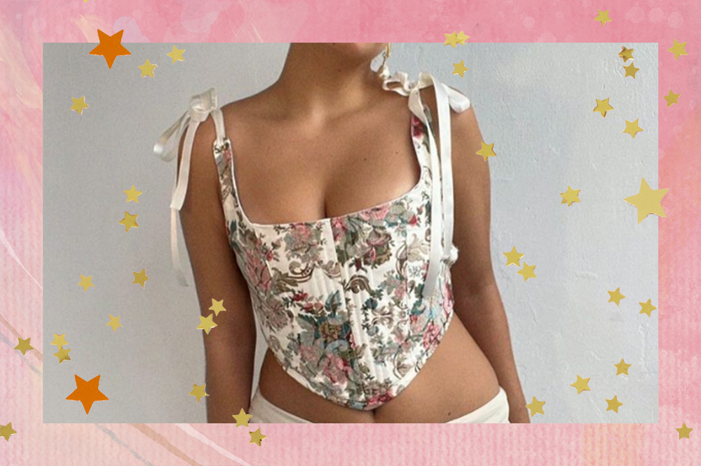 Modelo usando corset da Claridoré em montagem com fundo rosa e estrelinhas