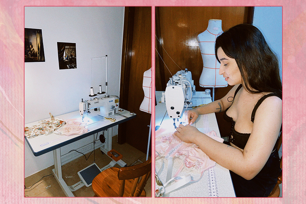 Montagem em fundo rosa com duas fotos da estilista Andréia Moraes costurando roupas na máquina de costura