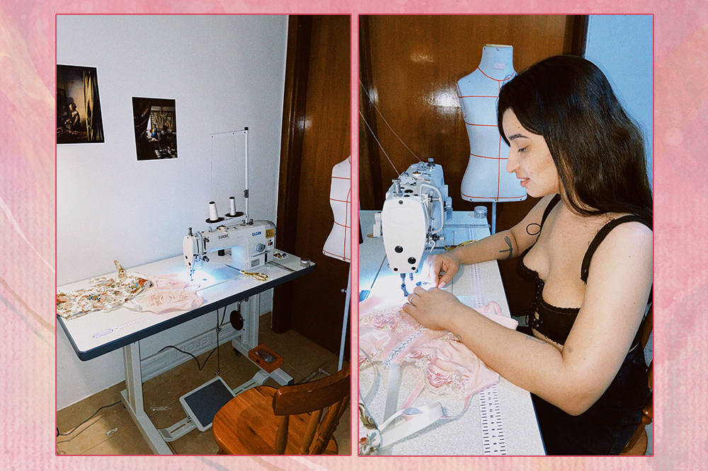 marca-corset-claridore-costura Montagem em fundo rosa com duas fotos da estilista Andréia Moraes costurando roupas na máquina de costura