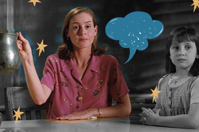As 20 melhores frases já ditas por professores da ficção Cena do filme Matilda. Professora segura um jarro de água ao lado de aluna.