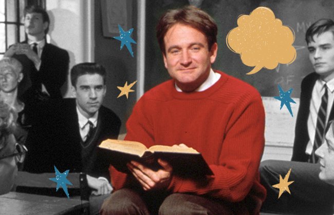 Sociedade Dos Poetas Mortos. Personagem de Robin Williams, um professor de meia idade, vestindo um moletom vermelho, lê para seus alunos