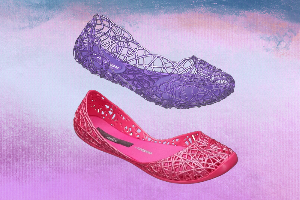 Sandálias da Melissa em parceria com os irmãos Campana lançadas nos anos 2000 em montagem com fundo lilás e azul