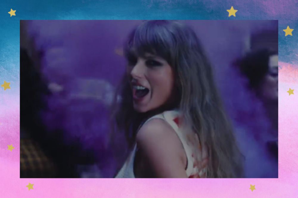 Taylor Swift sorrindo em frame de teaser do Midnight Videos; a margem é uma textura nas cores rosa, roxo, lilás e branco; estrelas amarelas decoram a imagem